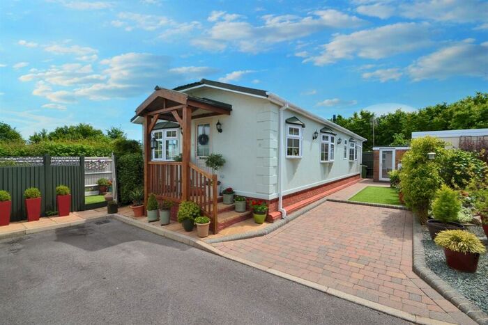 2 Bedroom Park Home For Sale In Winchester, SO21