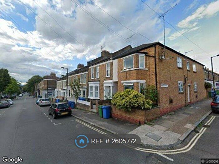 3 Bedroom Flat To Rent In Vestry Road, London, SE5