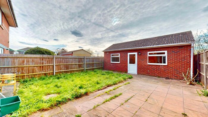 4 Bedroom Semi Detached House For Sale In Willowbrook Road, Southall, UB2