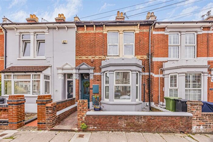 2 Bedroom Flat For Sale In North End Avenue, Portsmouth, PO2
