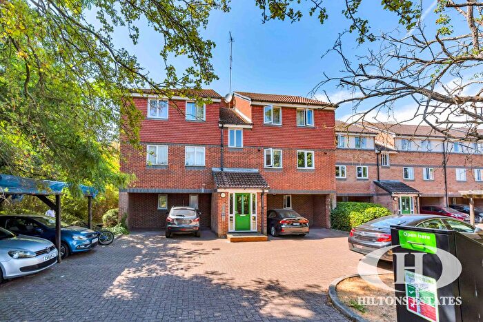 2 Bedroom Flat For Sale In Adrienne Avenue, Southall, UB1