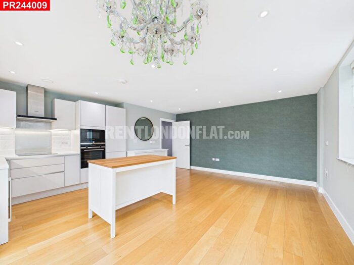 3 Bedroom Flat To Rent In Tollgate Gardens, London, NW6