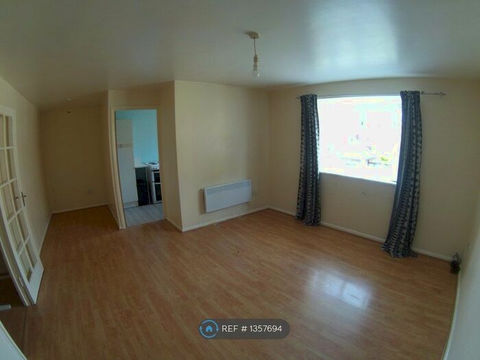2 Bedroom Flat To Rent In South Ockendon, South Ockendon, RM15