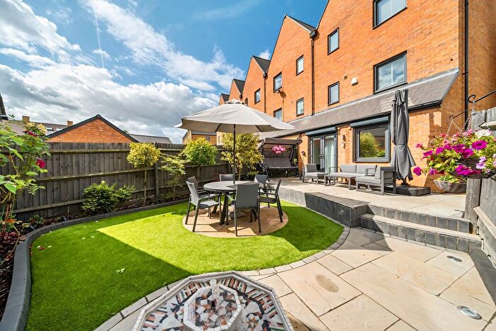 4 Bedroom Town House To Rent In Churchill Road, Hillingdon, UB10