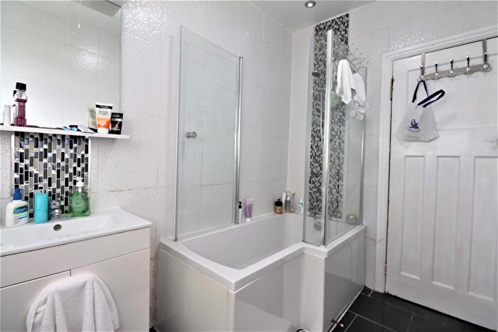 4 Bedroom Semi Detached House To Rent In Woodleigh Avenue, Birmingham, B17