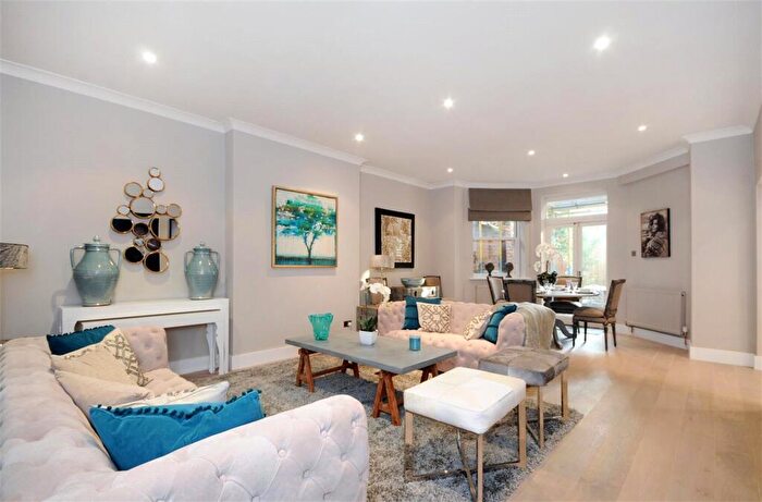 3 Bedroom Apartment To Rent In Fitzjohns Avenue, London, NW3