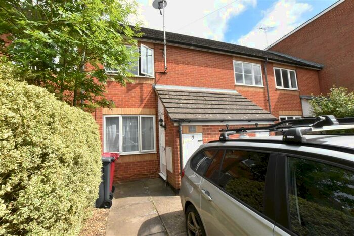 2 Bedroom Terraced House To Rent In Grayling Court De Montfort Road, Reading, RG1