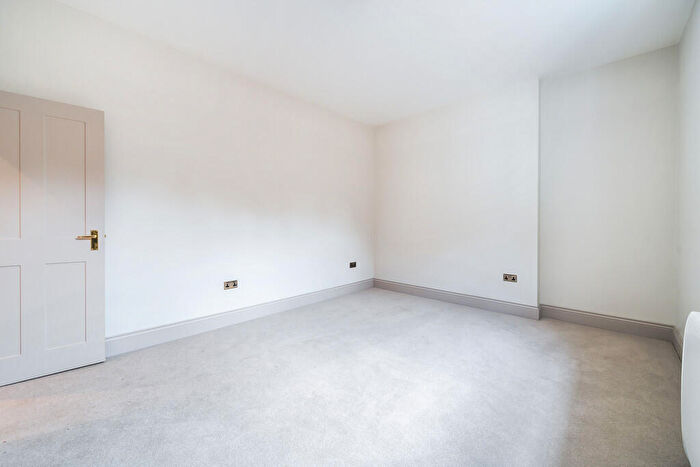 2 Bedroom Apartment To Rent In South Street, Farnham, GU9