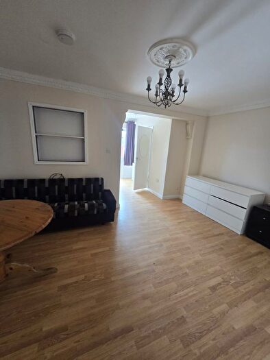 3 Bedroom Terraced House To Rent In Spacious -Bedroom Family Home, IG11