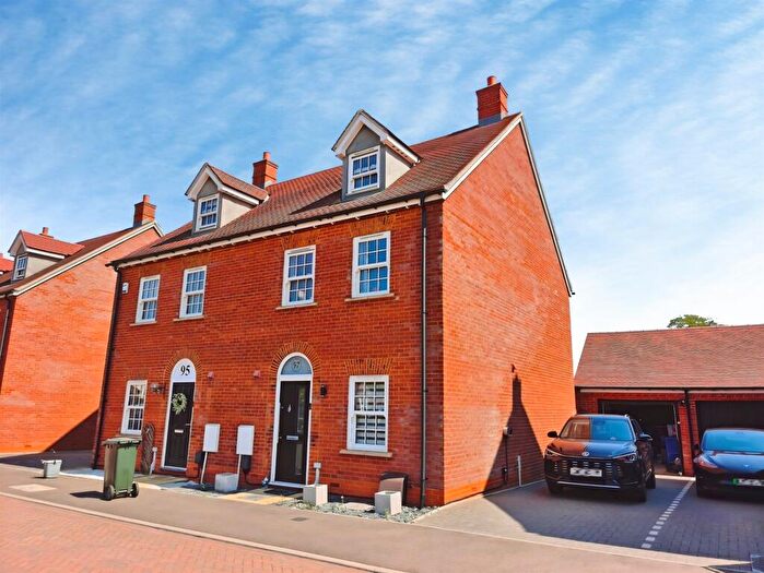4 Bedroom Semi-Detached House For Sale In Bourton Road, Banbury, OX16