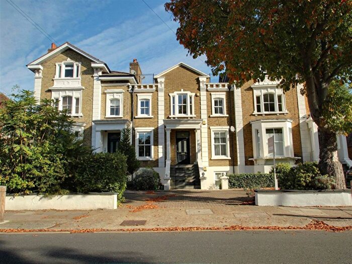 2 Bedroom Maisonette For Sale In West Hill Road, London, SW18