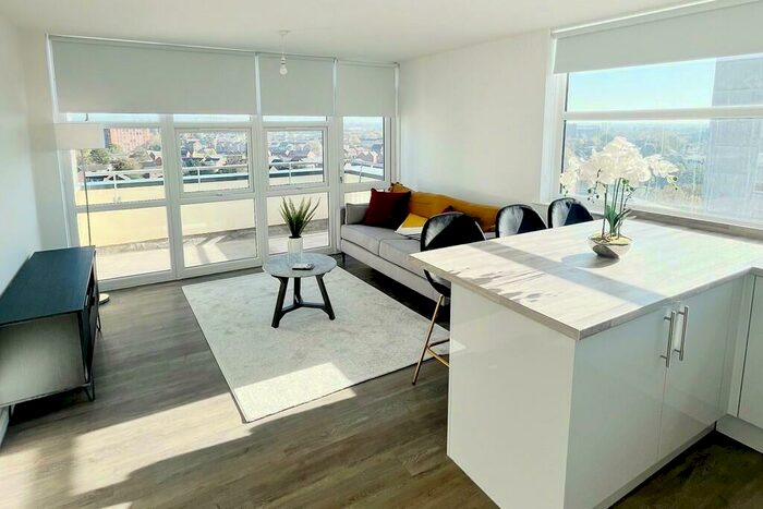 3 Bedroom Flat To Rent In Oldham Road, Manchester, Greater Manchester, M40