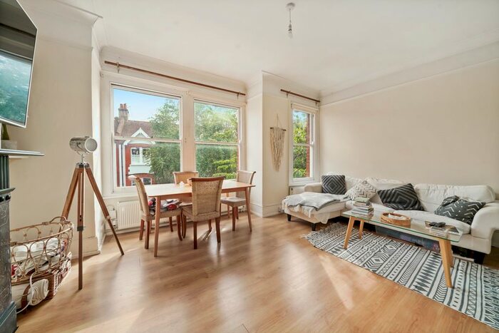 2 Bedroom Flat To Rent In Playfield Crescent, East Dulwich, London, SE22