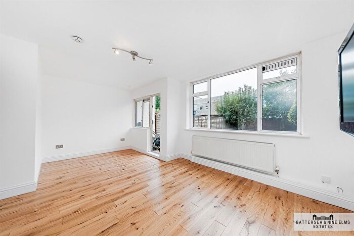 3 Bedroom Maisonette To Rent In Woods House, Patmore Estates, SW8