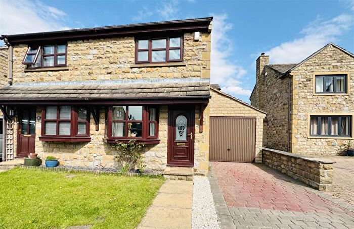 3 Bedroom Semi-Detached House For Sale In Pack Horse Close, Clayton West, Huddersfield, HD8