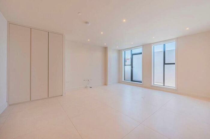 3 Bedroom Flat To Rent In Rye Lane, Peckham, London, SE15