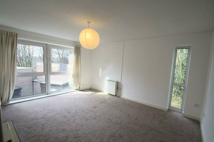 2 Bedroom Flat To Rent In Gledhow Wood Close, Leeds, West Yorkshire, Uk, LS8