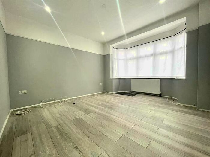 3 Bedroom Semi-Detached House To Rent In Bullsmoor Lane, Enfield, EN3