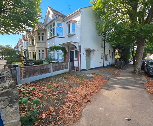 2 Bedroom Apartment For Sale In Grange Road, Leigh On Sea, Leigh On Sea, SS9