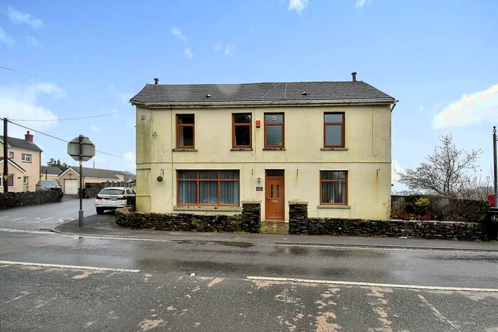 4 Bedroom Detached House For Sale In Llannon, Llanelli, Carmarthenshire, SA14