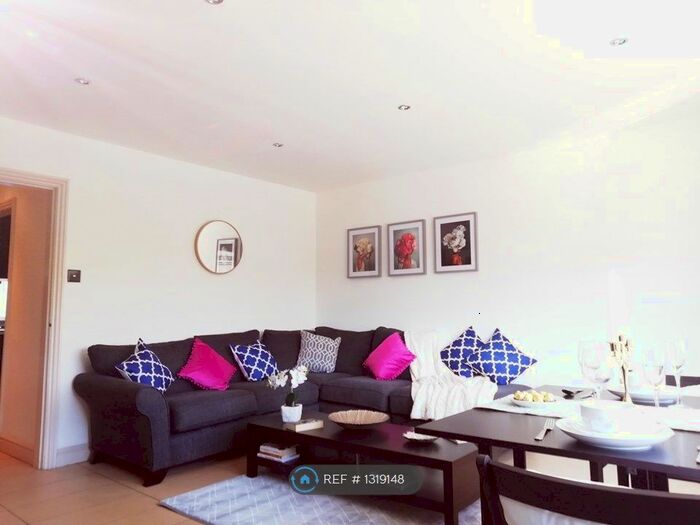 2 Bedroom Maisonette To Rent In Heralds Court, Warwick, CV34