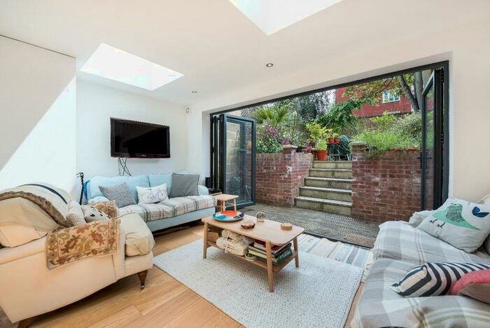 3 Bedroom Flat To Rent In Lorrimore Road, SE17