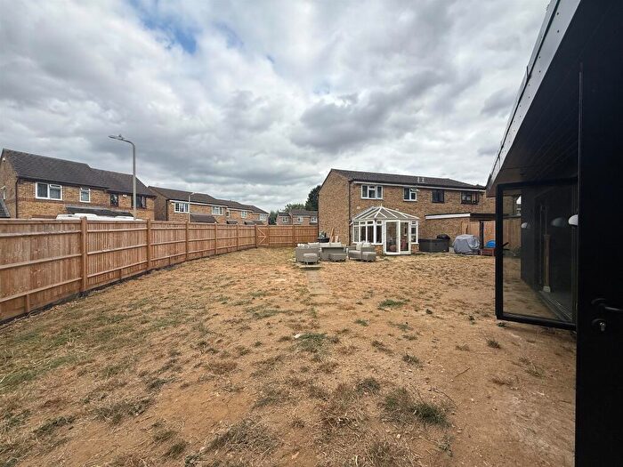 3 Bedroom Semi-Detached House For Sale In Woodlea, Leybourne, West Malling, ME19