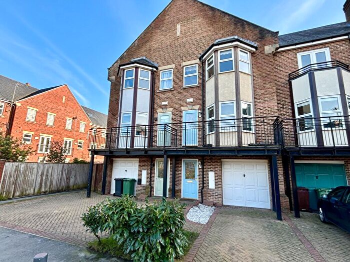 4 Bedroom Town House For Sale In Thornbury Avenue, Far Headingley, LS16