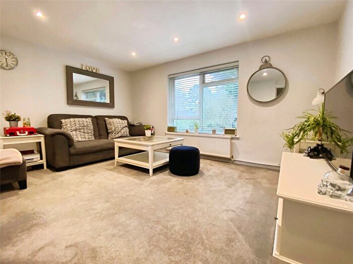 1 Bedroom Flat For Sale In Arnett Avenue, Finchampstead, Wokingham, RG40