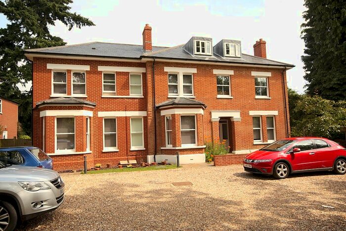 2 Bedroom Flat To Rent In Broomhall Road, Horsell, Woking, GU21