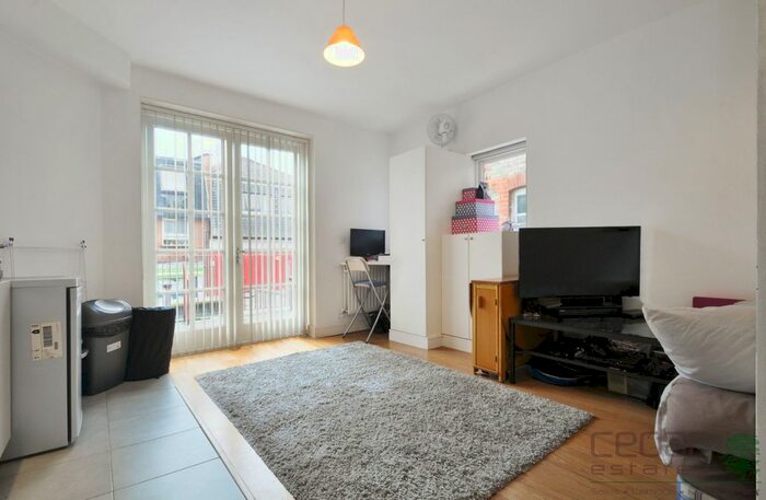 Studio To Rent In North End Road, London, NW11