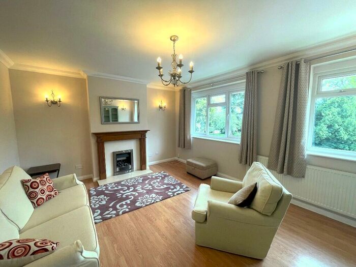 2 Bedroom Flat To Rent In High Street, Potters Bar, Hertfordshire, EN6