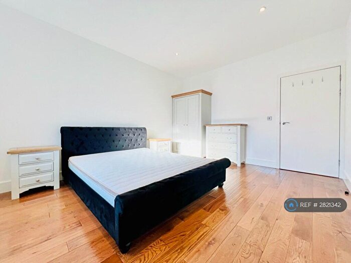 2 Bedroom Flat To Rent In Bermondsey Wall East, London, SE16