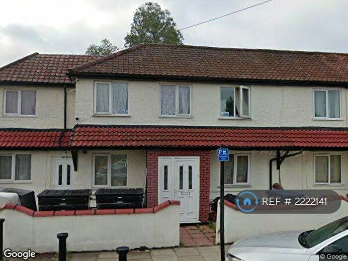 2 Bedroom Flat To Rent In Meadow Close, Enfield, EN3