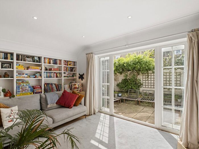 2 Bedroom Flat For Sale In Broughton Road, London, SW6