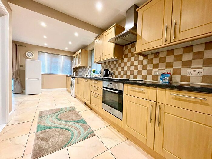 3 Bedroom Detached House To Rent In St. Albans Road, Watford, WD25