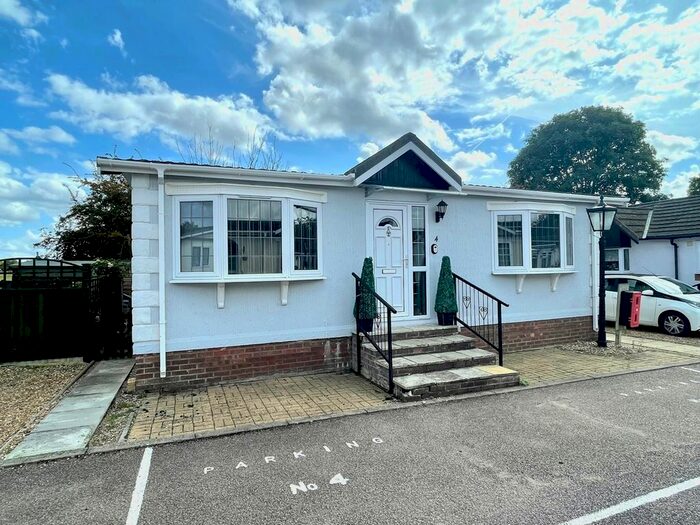 2 Bedroom Park Home For Sale In High Street, Alconbury, Huntingdon, PE28