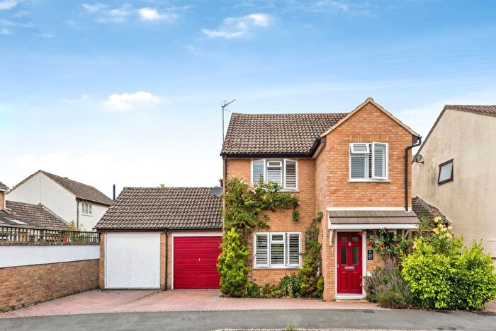3 Bedroom Detached House For Sale In Foxcroft Drive, Carterton, OX18