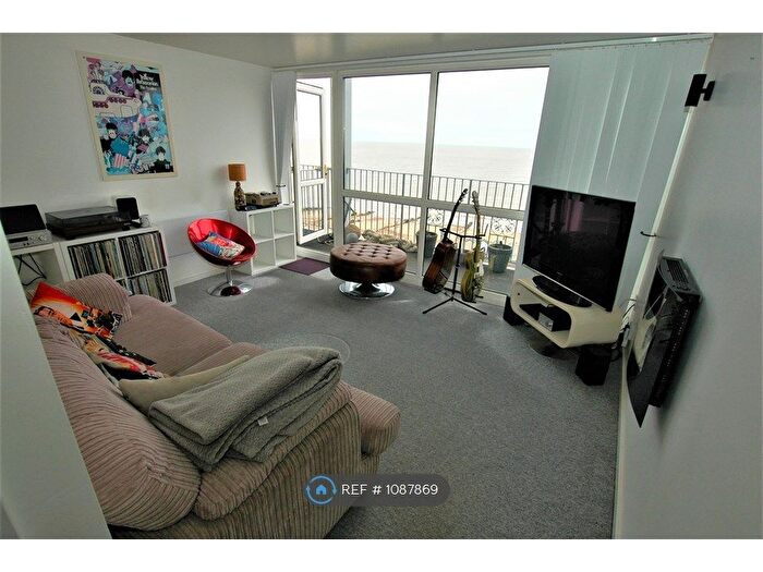 2 Bedroom Flat To Rent In Wolsey Gardens, Felixstowe, IP11