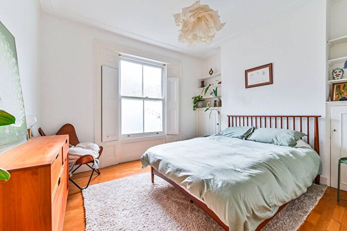 2 Bedroom Flat For Sale In Southgate Road, Islington, London, N1