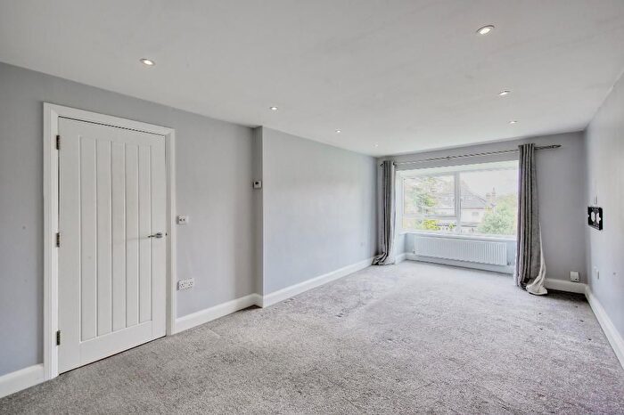 2 Bedroom Flat To Rent In The Avenue, Worcester Park, KT4