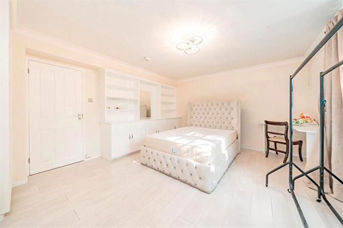 2 Bedroom Flat To Rent In Compton Close, London, NW1