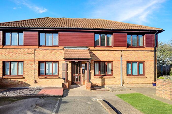 1 Bedroom Flat For Sale In Oakwood Grove, Wickford Avenue, Basildon, Essex, SS13