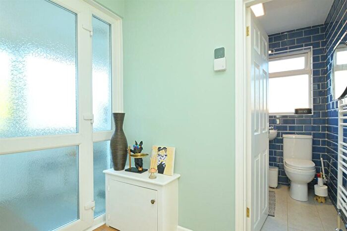 2 Bedroom Detached Bungalow For Sale In Large South-facing Garden * Lake, PO36