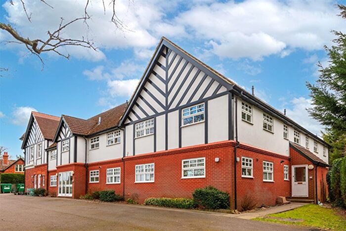 2 Bedroom Flat For Sale In Dunraven Avenue, Redhill, RH1