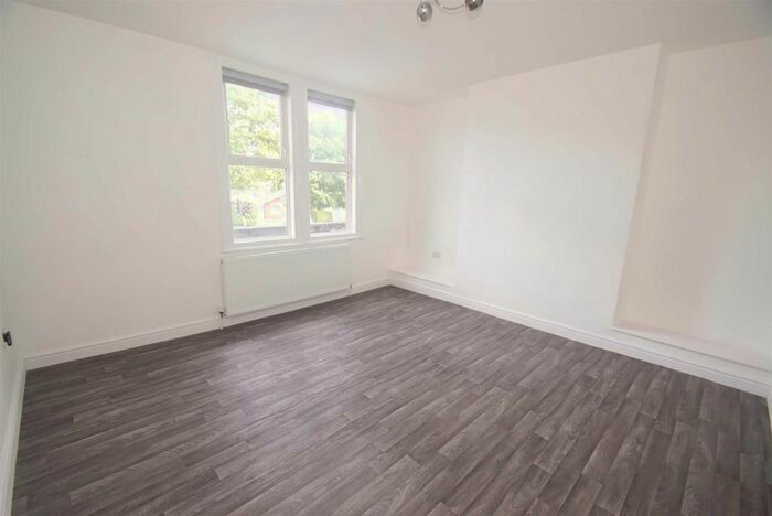 2 Bedroom Flat To Rent In Meanwood Road, Meanwood, Leeds, LS6