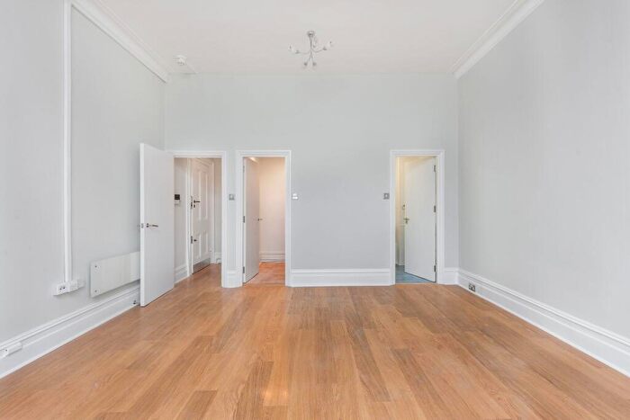 Flat To Rent In Arkwright Road, NW3