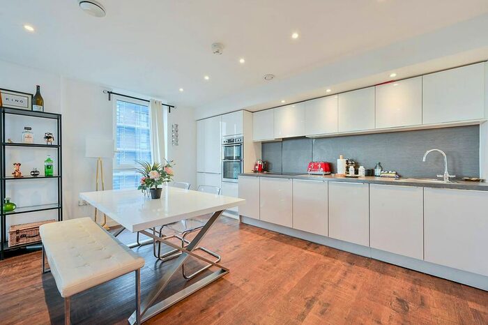 3 Bedroom Flat To Rent In Vale Court, Brentford, TW8