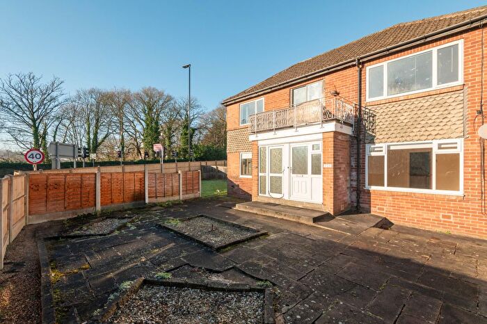 2 Bedroom Flat To Rent In Hawksworth Road, Horsforth, Leeds, LS18