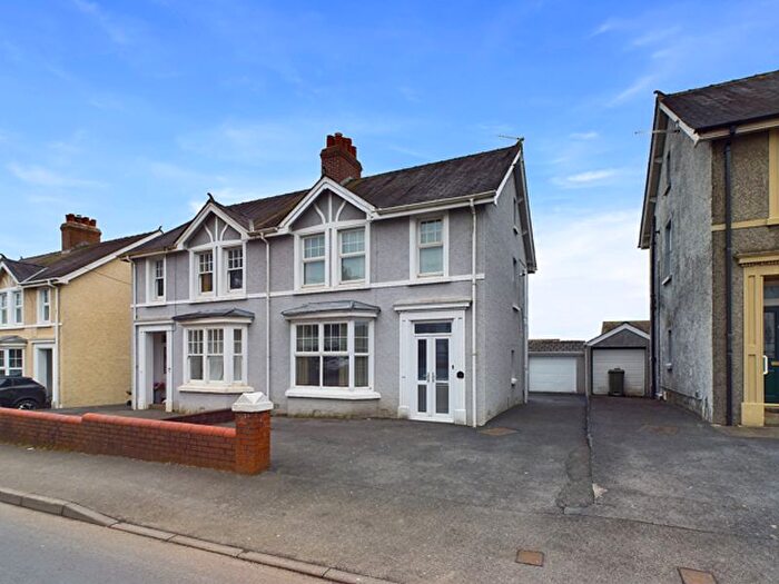 3 Bedroom Semi-Detached House For Sale In Lime Grove Avenue, Carmarthen, SA31